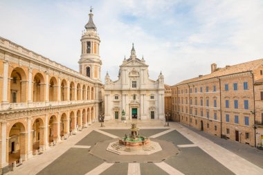 Loreto Meydanı, Basilica della Santa Casa güneşli gün, revak tarafa, insanlar meydanında Loreto, Ancona, İtalya
