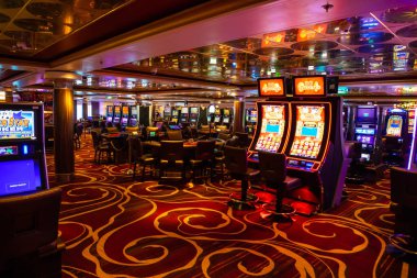 Venice, İtalya - 14.10.2018: Modern boş casino hall ile cruise gemi Norveç Star oyun makineleri