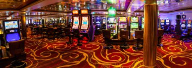Venice, İtalya - 14.10.2018: Modern boş casino hall ile cruise gemi Norveç Star oyun makineleri