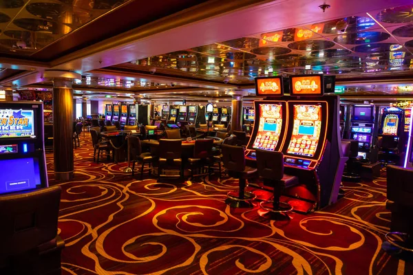 Venice, İtalya - 14.10.2018: Modern boş casino hall ile cruise gemi Norveç Star oyun makineleri