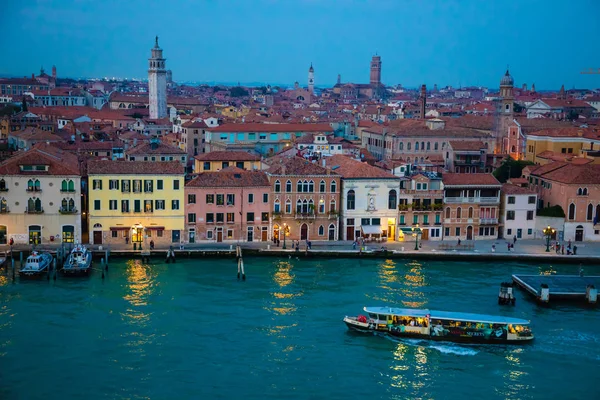Venise, Italie - 14.10.2018 : Vue de nuit de vieilles maisons sur le Grand Canal à Venise, Italie — Photo