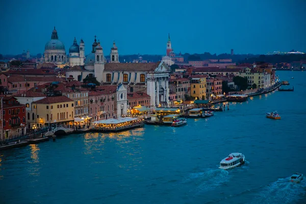 Vista nocturna del Gran Canal con casas antiguas en Venecia, Italia — Foto de Stock