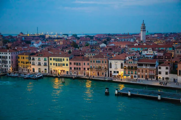 Vista nocturna de casas antiguas en el Gran Canal en Venecia, Italia — Foto de Stock