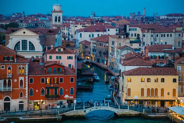 Venecia, Italia - 14.10.2018: Vista nocturna de las casas coloridas y el canal smal en Venecia, Italia — Foto de Stock