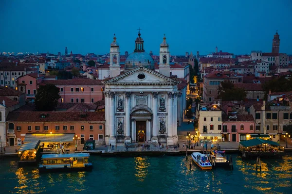 Vista nocturna de la Iglesia de Santa Maria del Rosario o Gesuati en el Gran Canal en Venecia, Italia — Foto de Stock