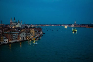 Grand Canal bir gece görünümü ile eski evleri Venedik, İtalya