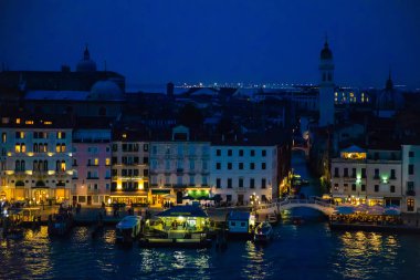 Gece görünümü smal kanal Venedik, İtalya ve Derma evleri