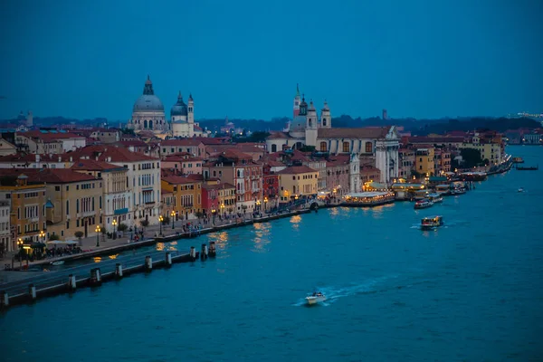Vista nocturna del Gran Canal con casas antiguas en Venecia, Italia — Foto de Stock