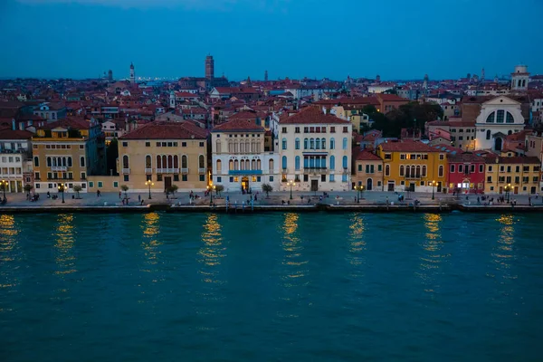 Vista nocturna de casas antiguas en el Gran Canal en Venecia, Italia — Foto de Stock