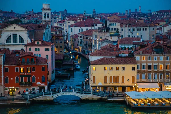 Venecia, Italia - 14.10.2018: Vista nocturna de las casas coloridas y el canal smal en Venecia, Italia — Foto de Stock