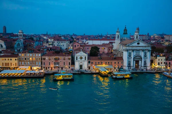 Vista nocturna de casas antiguas en el Gran Canal en Venecia, Italia — Foto de Stock
