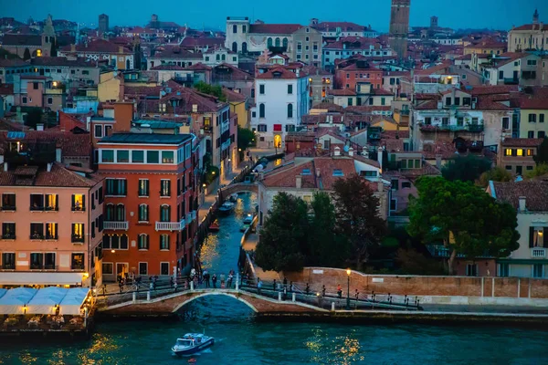 Vista nocturna de las casas coloridas y el canal smal en Venecia, Italia — Foto de Stock