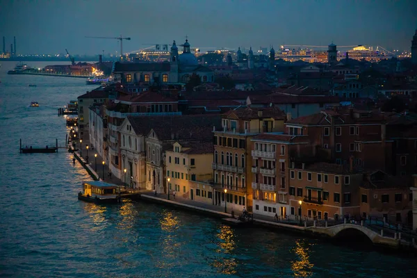 Vista nocturna del Gran Canal con casas antiguas en Venecia, Italia — Foto de Stock