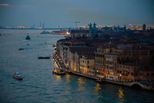 Vista nocturna del Gran Canal con casas antiguas en Venecia, Italia — Foto de Stock