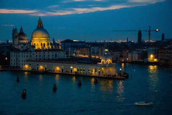 Vista nocturna del Gran Canal y la basílica de Santa Maria della Salute en Venecia, Italia — Foto de Stock