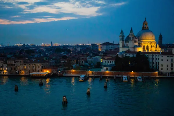 Vista nocturna del Gran Canal y la basílica de Santa Maria della Salute en Venecia, Italia — Foto de Stock