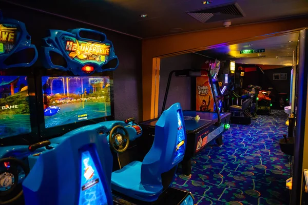 Venice, İtalya - 14.10.2018: Modern boş casino hall ile cruise gemi Norveç Star oyun makineleri