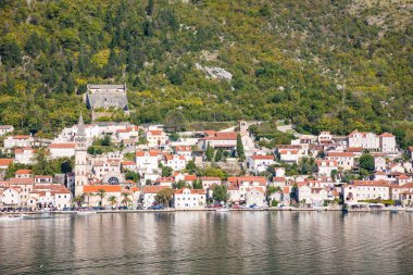 Doğal görüntülemek eski şehir, dağ ve sahil su Körfezi Kotor, Karadağ