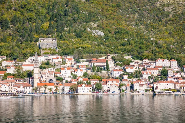 Scenic bekijken van de oude stad, de bergen en de kust van water van de baai van Kotor, Montenegro — Stockfoto