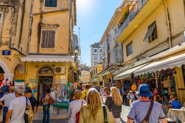 : Korfu, Yunanistan - 16.10.2018: Korfu, Yunanistan'ın eski bir şehrin tipik dar sokak görünümünü