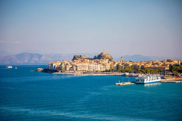 Corfou, Grèce - 16.10.2018 : Vue sur la ville de Corfou depuis l'eau, Grèce — Photo