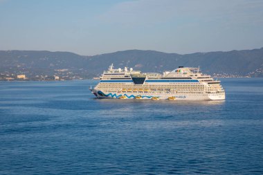 Corfu, Yunanistan - 16.10.2018: Aida blu cruise gemi, Aida Cruises deniz bağlantı noktası KERKIRA, Corfu, Yunanistan'ın başkenti olarak Alman cruise line tarafından işletilen değil