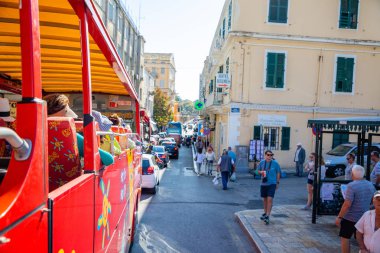 Corfu, Yunanistan - 16.10.2018: Turist otobüsü KERKIRA, Corfu, Yunanistan'ın başkenti sokakta