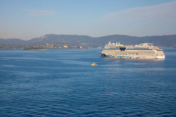 Корфу, Греция - 16.10.2018: AIDA blu - круизный лайнер, управляемый круизной линией AIDA Cruises в морском порту Керкира, столице Корфу, Греция
