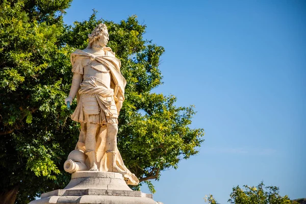 Estatua junto a la antigua fortaleza veneciana y templo helénico en Corfú, Islas Jónicas, Grecia — Foto de Stock