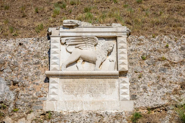 Antigua escultura de mármol de un león en la pared de la fortaleza en la ciudad de Corfú, Grecia — Foto de Stock