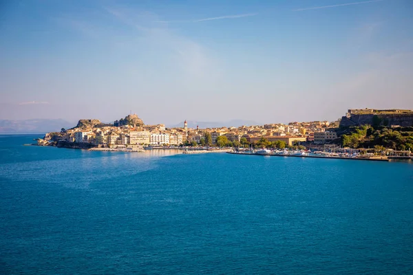 Corfu vista da cidade a partir da água, Grécia — Fotografia de Stock