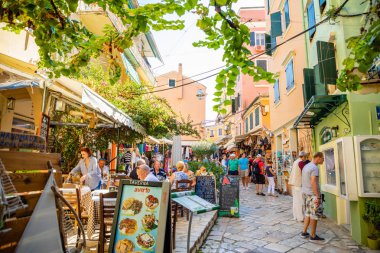 : Korfu, Yunanistan - 16.10.2018: Korfu, Yunanistan'ın eski bir şehrin tipik dar sokak görünümünü
