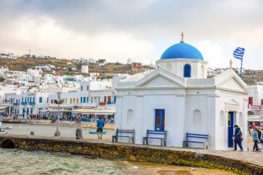 Mykonos, Yunanistan - 17.10.2018: Agios Nikolaos Kilisesi bağlantı noktası Mykonos Town, Yunanistan deniz