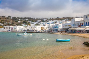 Mykonos, Yunanistan - 17.10.2018: Bağlantı noktası, Mikonos kentine beyaz mimari ve Derma tekneler, Yunanistan ile