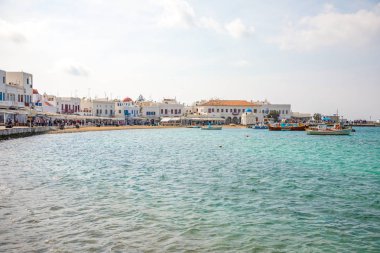 Mykonos, Yunanistan - 17.10.2018: Bağlantı noktası, Mikonos kentine beyaz mimari ve Derma tekneler, Yunanistan ile