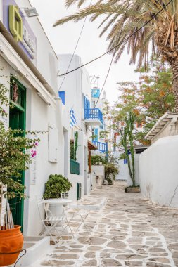 Mykonos, Yunanistan - 17.10.2018: Mavi kapı ve pencereler, Mykonos, Yunanistan Rum köyü dar sokaklarında geleneksel evler