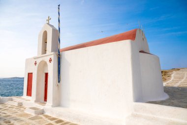 Tipik Yunan Kilisesi beyaz kırmızı kubbe mavi gökyüzü Adası Mykonos, Yunanistan ile bina