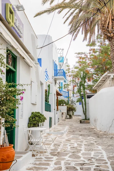 Mykonos, Yunanistan - 17.10.2018: Mavi kapı ve pencereler, Mykonos, Yunanistan Rum köyü dar sokaklarında geleneksel evler