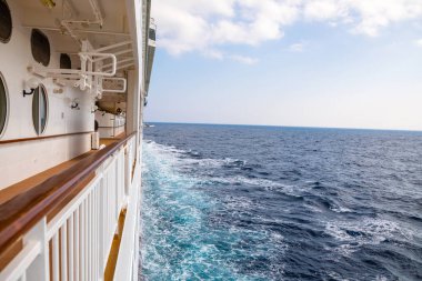 Yunanistan'a bir seyir sırasında büyük Cruise liner