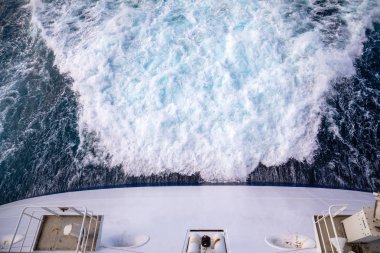 Yolcu gemisi su yüzeyinde iz Yazdır