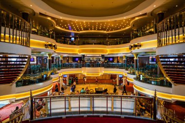 Akdeniz, Yunanistan - 16.10.2018: iç, Atrium, Cruise Gemi Norveç Star Yunanistan'a bir seyir sırasında insanlarla