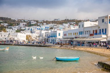 Mykonos, Yunanistan - 17.10.2018: Bağlantı noktası, Mikonos kentine beyaz mimari ve Derma tekneler, Yunanistan ile