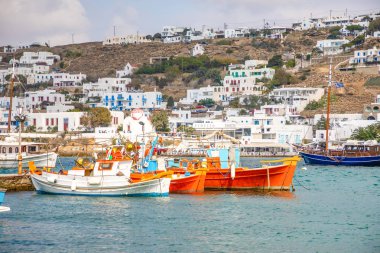 Mykonos, Yunanistan - 17.10.2018: Bağlantı noktası, Mikonos kentine beyaz mimari ve Derma tekneler, Yunanistan ile