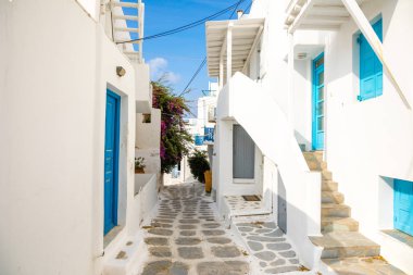 Mavi kapı ve pencereler, Mykonos, Yunanistan Rum köyü dar sokaklarında geleneksel evler