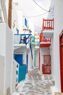 Mavi kapı ve pencereler, Mykonos, Yunanistan Rum köyü dar sokaklarında geleneksel evler