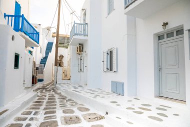 Mavi kapı ve pencereler, Mykonos, Yunanistan Rum köyü dar sokaklarında geleneksel evler