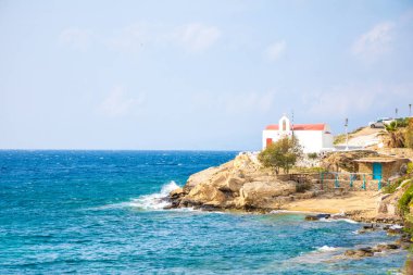 Tipik Yunan Kilisesi beyaz kırmızı kubbe mavi gökyüzü Adası Mykonos, Yunanistan ile bina