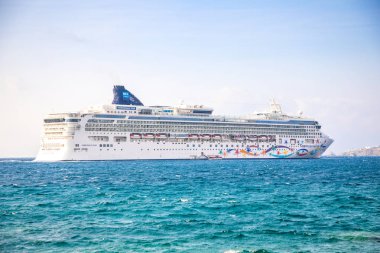 Mykonos, Yunanistan - 17.10.2018: Norwegian cruise gemi sahibi ve işleticisi Mykonos, Yunanistan Norveççe Cruise Line tersane yıldızdır