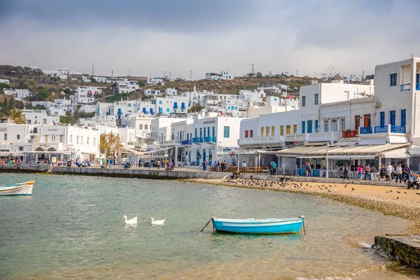 Μύκονος, Ελλάδα - 17.10.2018: Λιμάνι της Μυκόνου με λευκό η αρχιτεκτονική και πολύχρωμες βάρκες, Ελλάδα — Φωτογραφία Αρχείου