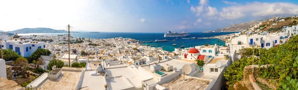 Mykonos, Greece - 17.10.2018: Panoramic view over Mykonos town with white architecture and cruise liner in port, Greece — Stock Photo, Image